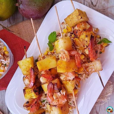 Brochetas de piña con langostinos