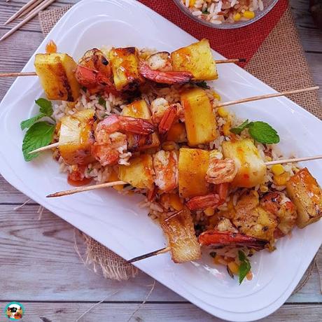 Brochetas de piña con langostinos