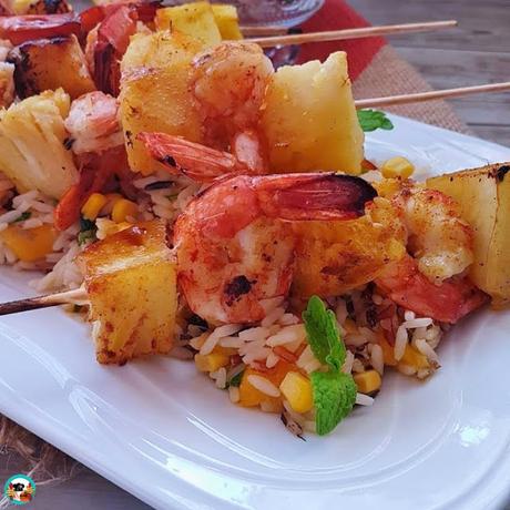 Brochetas de piña con langostinos
