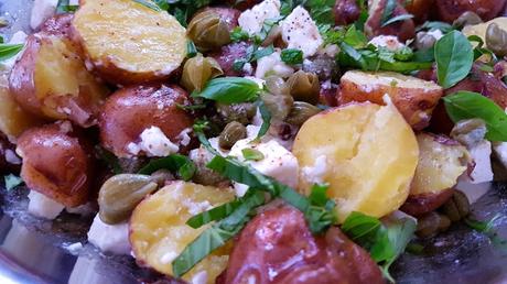 Papas con queso feta y finas hierbas