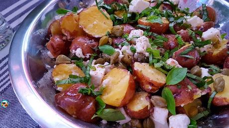 Papas con queso feta y finas hierbas