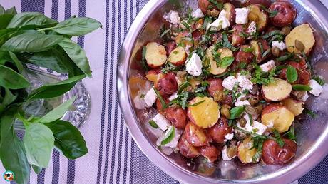 Papas con queso feta y finas hierbas