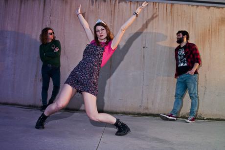 DEJA QUE TE PIQUE SNAKE SISTER: INOCULANDO RIOT GRRRL DESDE 