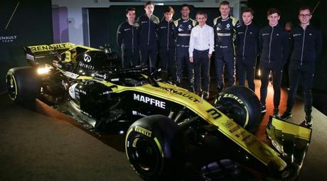El piloto alemÃ¡n de Renault, Nico Hulkenberg (cuarto der.) y su nuevo piloto australiano, Daniel Ricciardo (cuarto izq.) posan con el piloto de carreras francÃ©s retirado Alain Prost (c) detrÃ¡s del nuevo vehÃ­culo de Renault: el Sport F1 RS19
