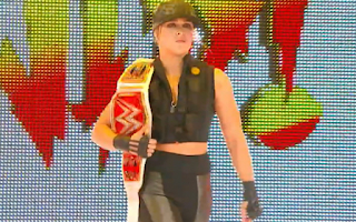 Ronda Rousey en elimination Chamber como Sonya Blade de  Mortal Kombat