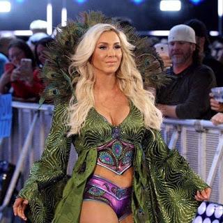Charlotte flair golpea a Becky Lynch