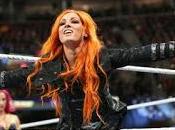 Becky lynch golpea triple