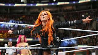 Becky lynch golpea a triple h