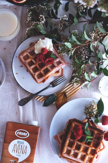 Gofres de frambuesas y naranjas sanguinas
