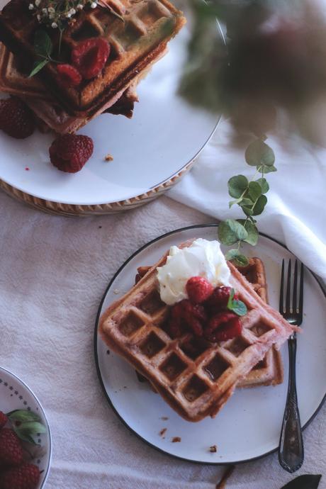 Gofres de frambuesas y naranjas sanguinas