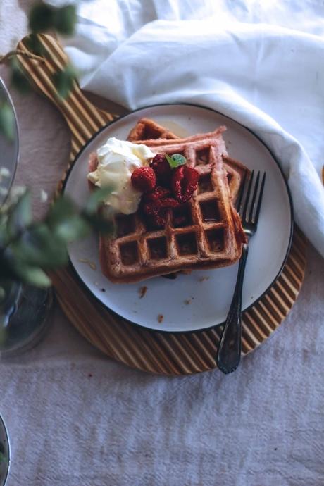 Gofres de frambuesas y naranjas sanguinas