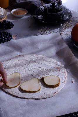 Pizza dulce de peras, arándanos y miel