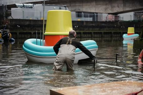 IKEA lanza barcos de juguete gigantes al río Támesis para limpiarlo de basura