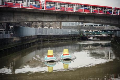 IKEA lanza barcos de juguete gigantes al río Támesis para limpiarlo de basura