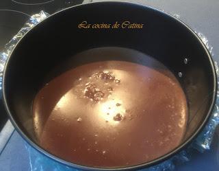 Tarta de tres chocolates con lacasitos