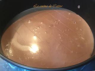 Tarta de tres chocolates con lacasitos