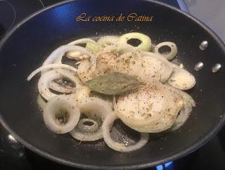 Salchichas con salsa de cebolla
