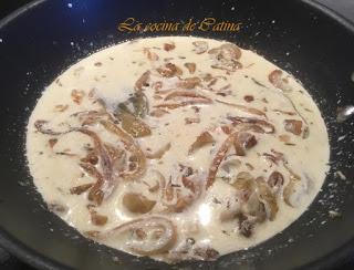 Salchichas con salsa de cebolla