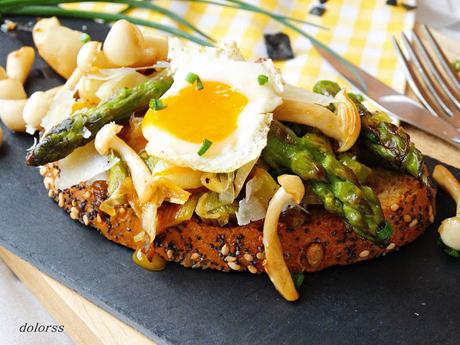 Tostada de semillas con espárragos, setas, queso parmesano y huevo de codorniz Tostada de semillas con espárragos, setas, queso parmesano y huevo de codorniz