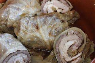 Rollitos de col rellenos de carne de ternera, cerdo y pechuga de pollo Rollitos de col rellenos de carne de ternera, cerdo y pechuga de pollo