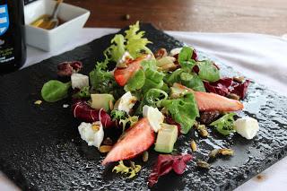 Ensalada con fresa y queso de cabra Ensalada con fresa y queso de cabra