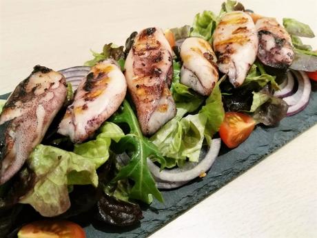Ensalada tibia de chipirones, con vinagreta de limón Ensalada tibia de chipirones, con vinagreta de limón