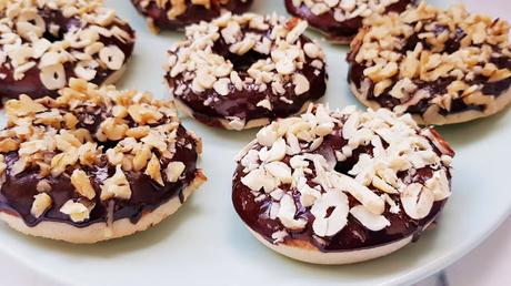 Donuts veganos al horno con cobertura de chocolate