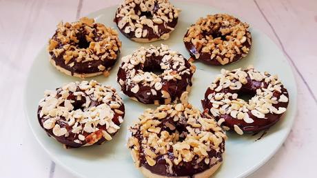 Donuts veganos al horno con cobertura de chocolate