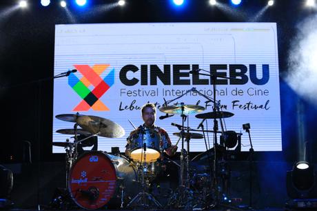 Lucybell genera fervor total al realizar concierto gratis luego de presentar su documental en CINELEBU