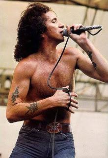 39 años sin Bon Scott, el poeta sucio del rock and roll.