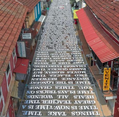 “Theory of Time” una obra de street art que utiliza al sol para proyectar mensajes