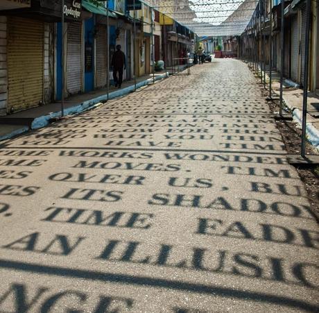 “Theory of Time” una obra de street art que utiliza al sol para proyectar mensajes