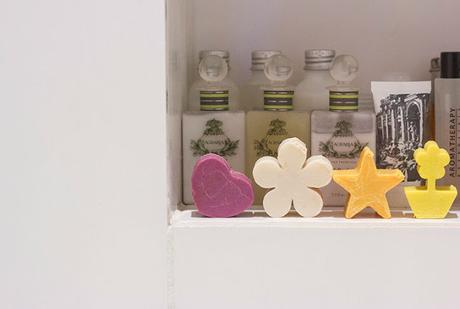 Regalando jabón....