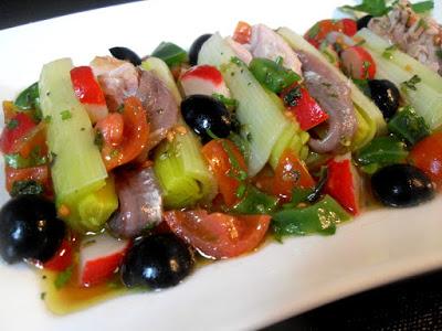 Puerros rellenos en ensalada con vinagreta a las hierbas