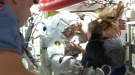 Un astronauta, a punto de ahogarse por un fallo en su traje durante un paseo espacial