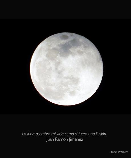 La luna asombra.