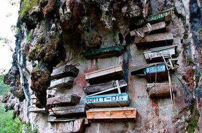 La trigu igorot y sus ataúdes colgantes. La trigu igorot y sus ataúdes colgantes.