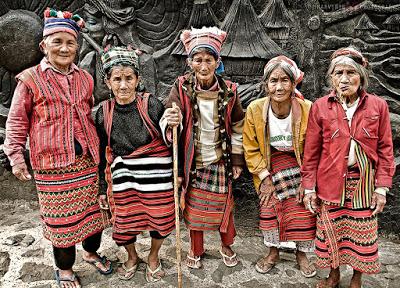 La trigu igorot y sus ataúdes colgantes. La trigu igorot y sus ataúdes colgantes.