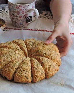 Scones con copos de avena y  olivas verdes