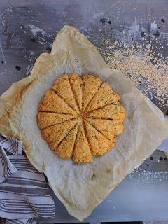 Scones con copos de avena y  olivas verdes