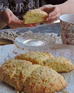 Scones con copos de avena y  olivas verdes