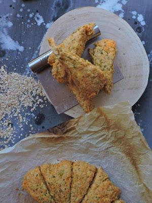 Scones con copos de avena y  olivas verdes