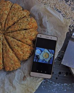 Scones con copos de avena y  olivas verdes