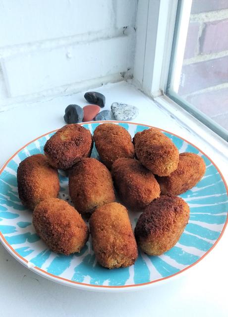 Croquetas de No-Pollo con cebolla caramelizada y romero