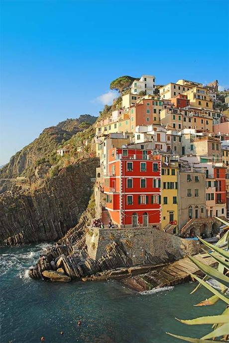 Riomaggiore-is-one-of-the-most-colorful-towns-of-Cinque-Terre-in-Italy.jpg.optimal ▷ Los mejores hoteles de Cinque Terre (y donde alojarse cerca)