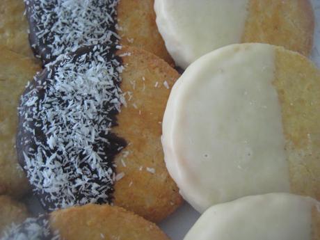 GALLETAS DE COCO Y AVELLANAS GALLETAS DE COCO Y AVELLANAS