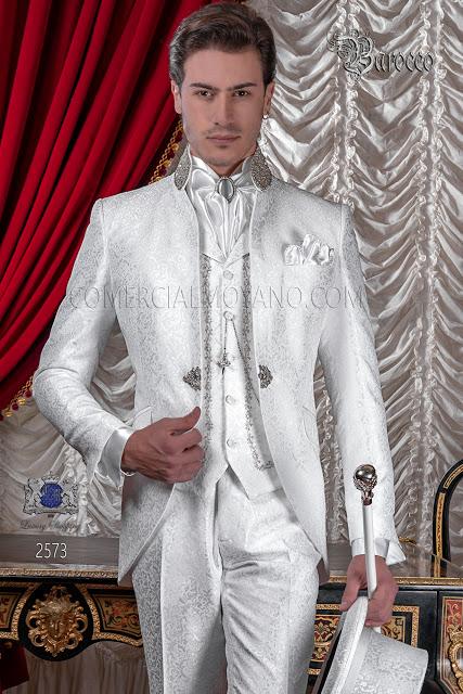 Traje de novio Barroco. Levita de época en tejido jacquard blanco con cuello mao de pedrería