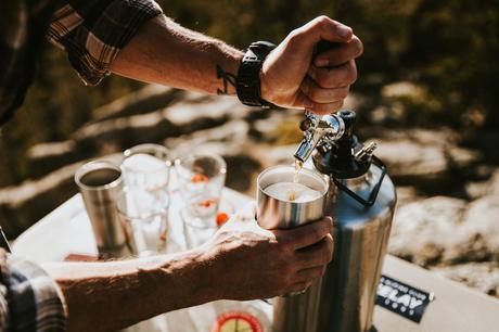 small-keg-pouring ▷ Parafernalia portátil para conocedores de alimentos y bebidas