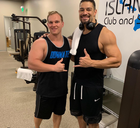 Foto de Román Reigns con su entrenador  Dave  Gonyea