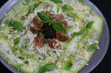 Carpaccio de Calabacín con Puré de Aceitunas Negras y Parmesano Carpaccio de Calabacín con Puré de Aceitunas Negras y Parmesano